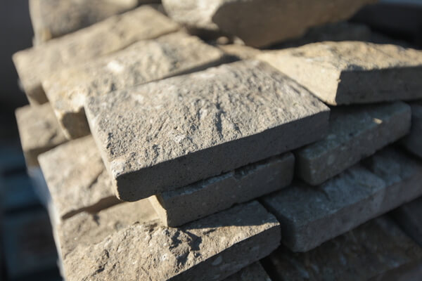 Hatoldalon vágott kőtömb