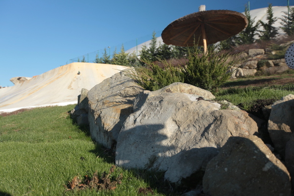 Kő szökőkút és kert szikla