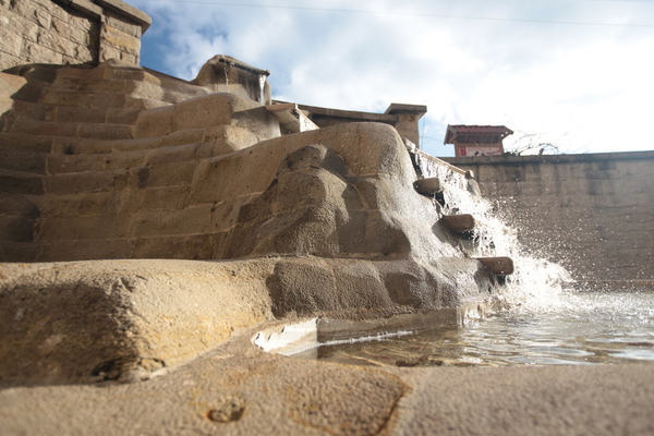 Kő szökőkút és kert szikla