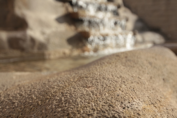 Kő szökőkút és kert szikla