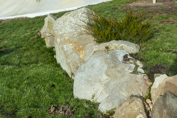 Kő szökőkút és kert szikla