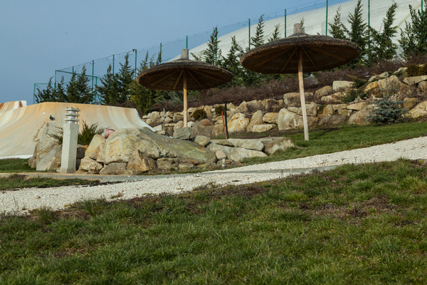 Kő szökőkút és kert szikla